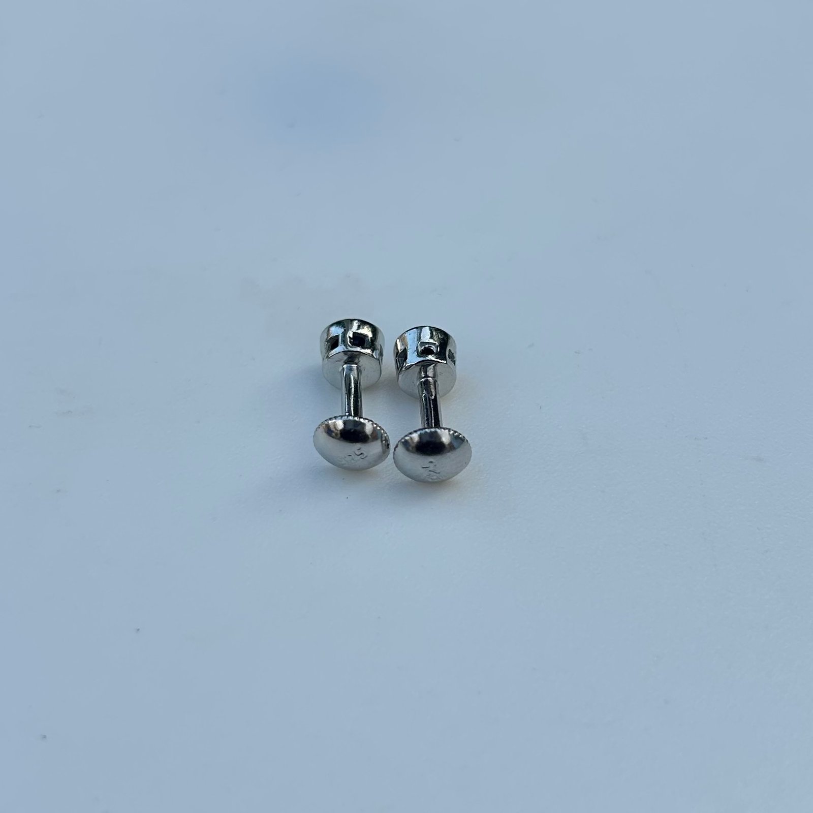 Stud earrings 